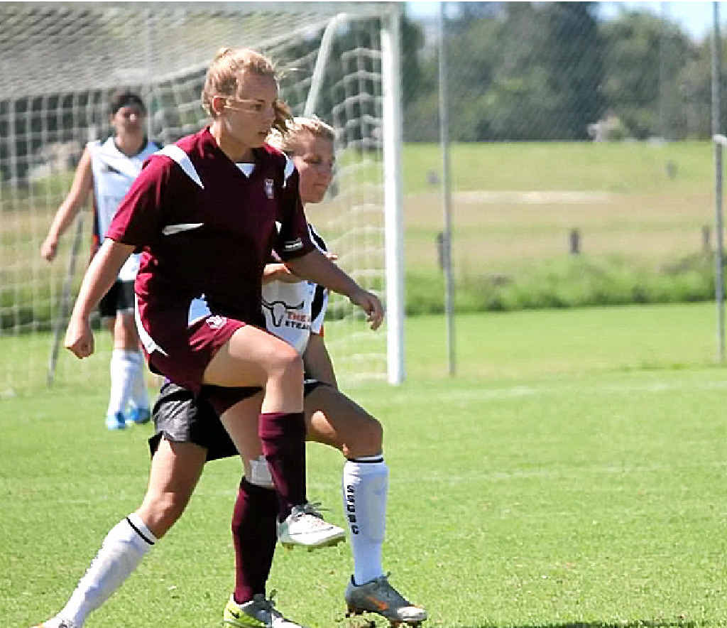 PRESSURE: South Services Siren Lisa Linnetson (right) keeps her Urunga opponent on guard during last week’s game. PHOTO: Contributed PRESSURE: South Services Siren Lisa Linnetson (right) keeps her Urunga opponent on guard during last week’s game. PHOTO: Contributed